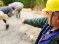 Budowlaniec w żółtym kasku wskazuje kierunek pracy. Czy to będzie chudziak cena za m2?