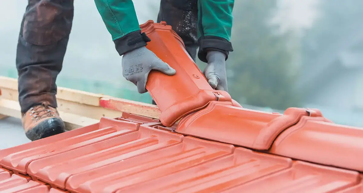 Dachówka ceramiczna w trakcie montażu. Wymiana dachu wymaga pozwolenia, ale efekt końcowy jest wart wysiłku.
