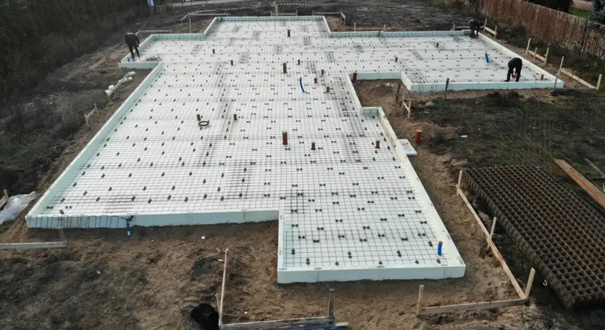 Prace nad fundamentem pod dom szkieletowy. Widać zbrojenie i styropian.