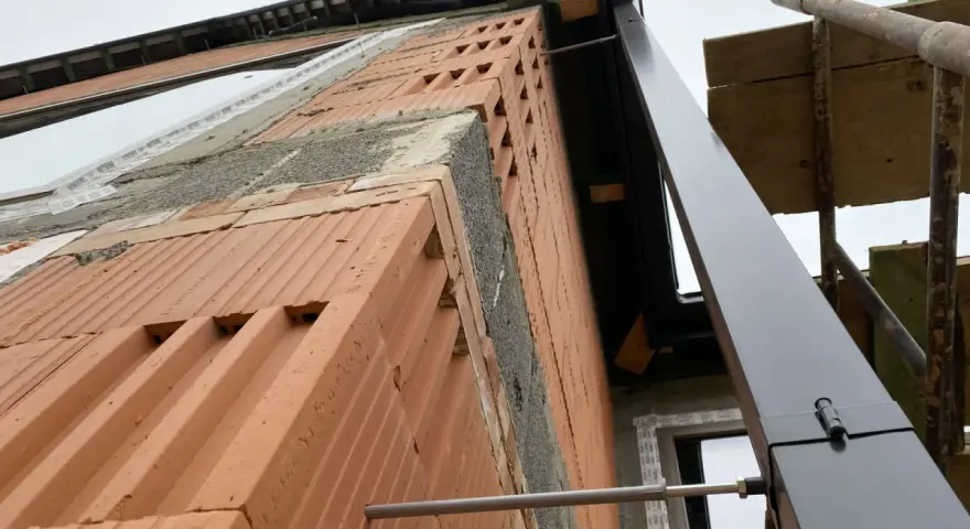 Ile rur spustowych na m2 dachu? Oblicz EPD i uniknij zalania!