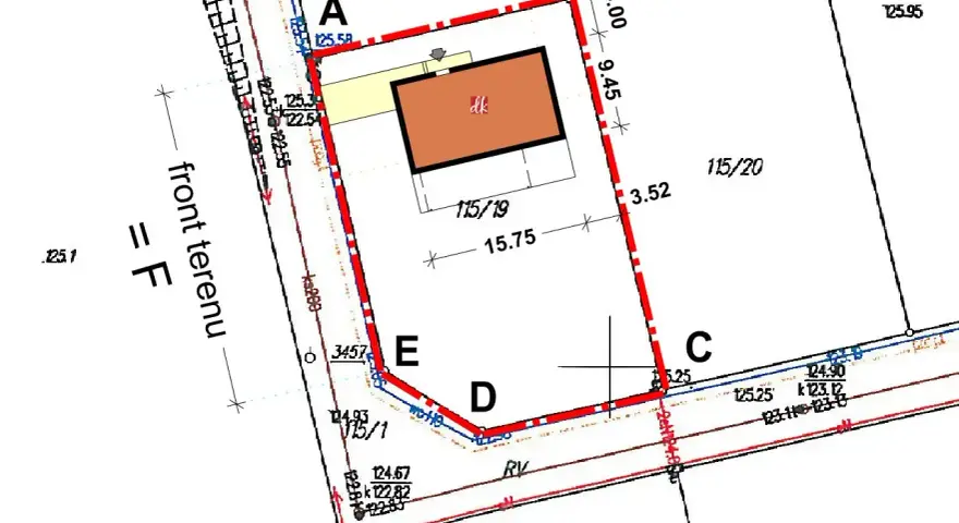 Plan działki z zaznaczonym budynkiem. Określa, kto może wystąpić o warunki zabudowy, uwzględniając front terenu i wymiary.
