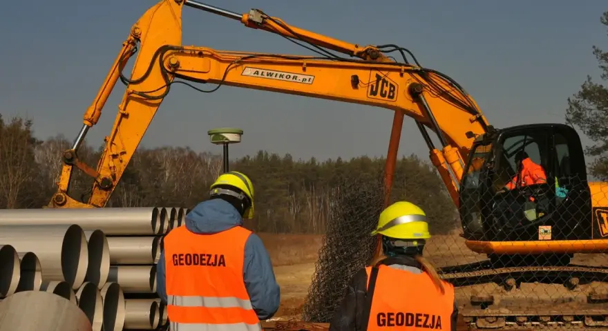 Jak zostać geodetą? Kompletny przewodnik po edukacji i uprawnieniach