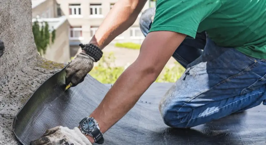 Dekarz czy to praca dla Ciebie? Zarobki, ryzyko, rozwój zawodu