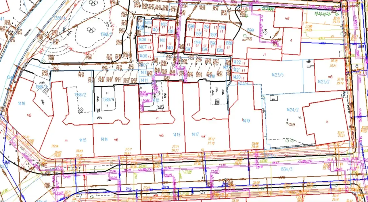 Plan sytuacyjny z zaznaczonymi działkami, budynkami i numeracją. Widać użytek ba, drogi i linie graniczne.